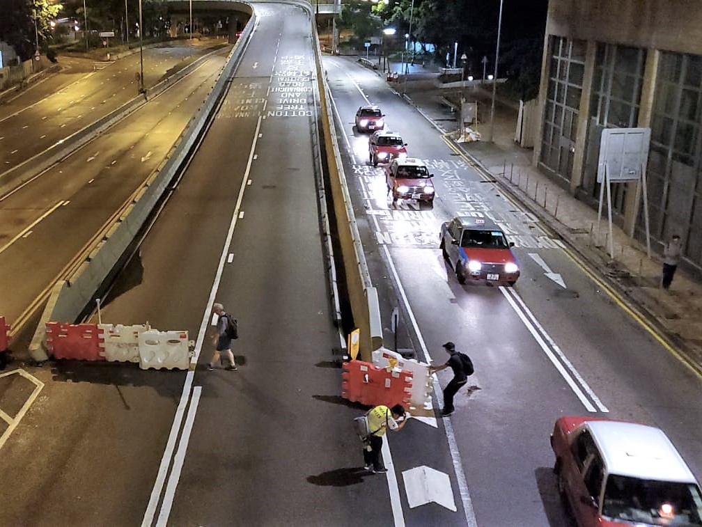 有市民清理路障,夏愨道陸續恢復通車。