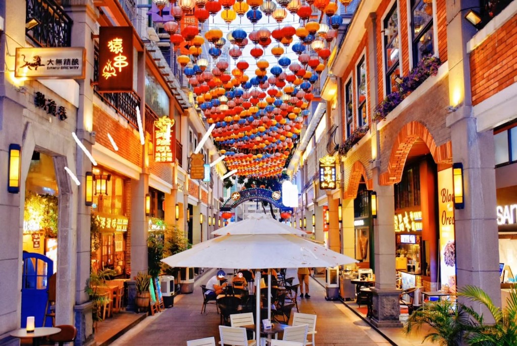 配合街内色彩缤纷的布置，看起来感觉非常热闹（图片来源：Facebook@深圳大陆吃喝玩乐交流）