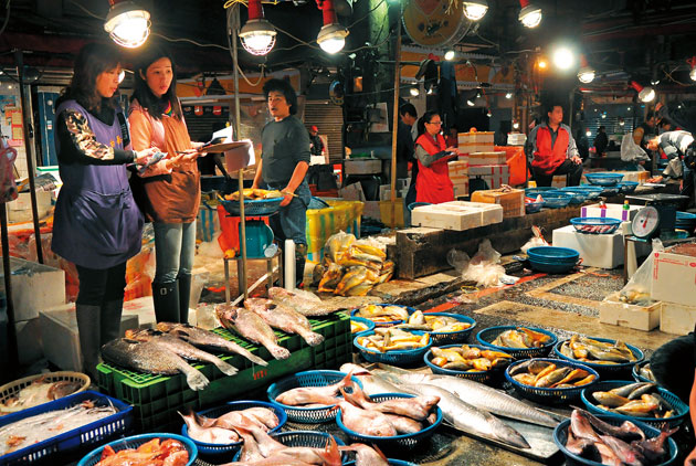 男童在海鮮市場接觸到「創傷弧菌」。