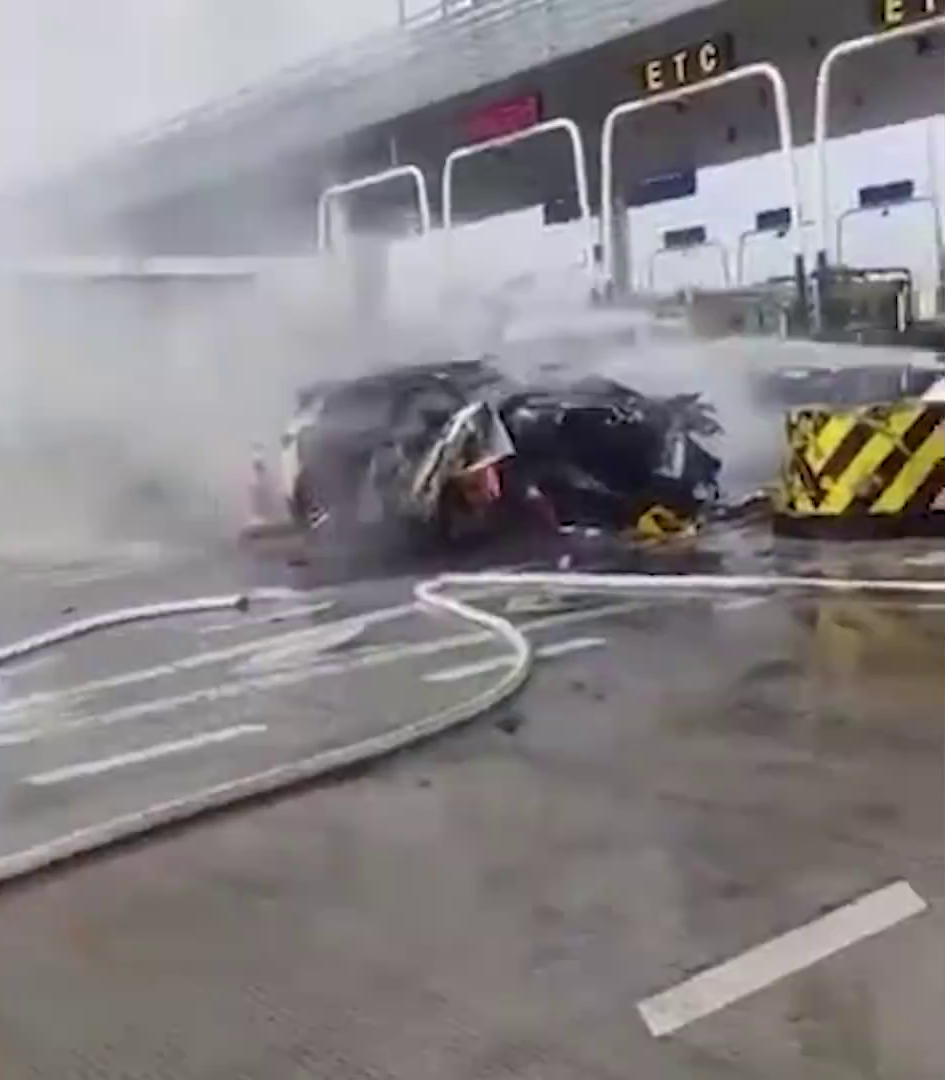 杭州有汽車撞收費站設施起火，車身損毀嚴重。