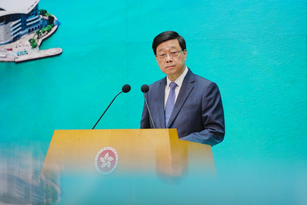 李家超強調未來的施政方針及重點，是全面拼經濟、謀發展、惠民生，希望與市民分享經濟紅利，令生活更改善。汪旭峰攝