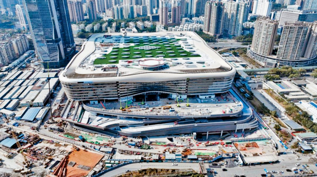 新皇崗口岸的聯檢大樓主體結構施工建設已基本完成。