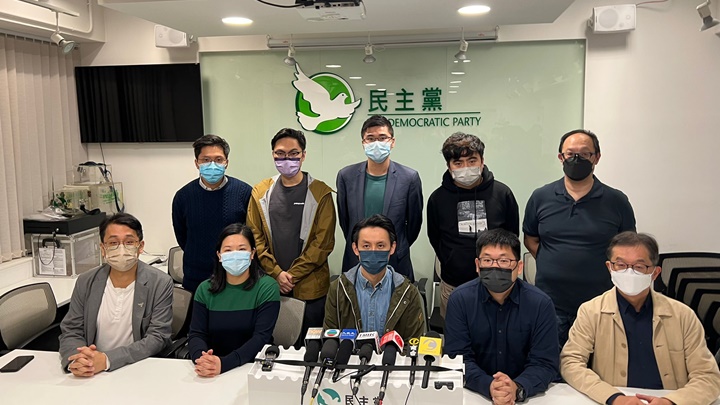民主黨主席唯一候選人羅健熙(前排中)成功連任。