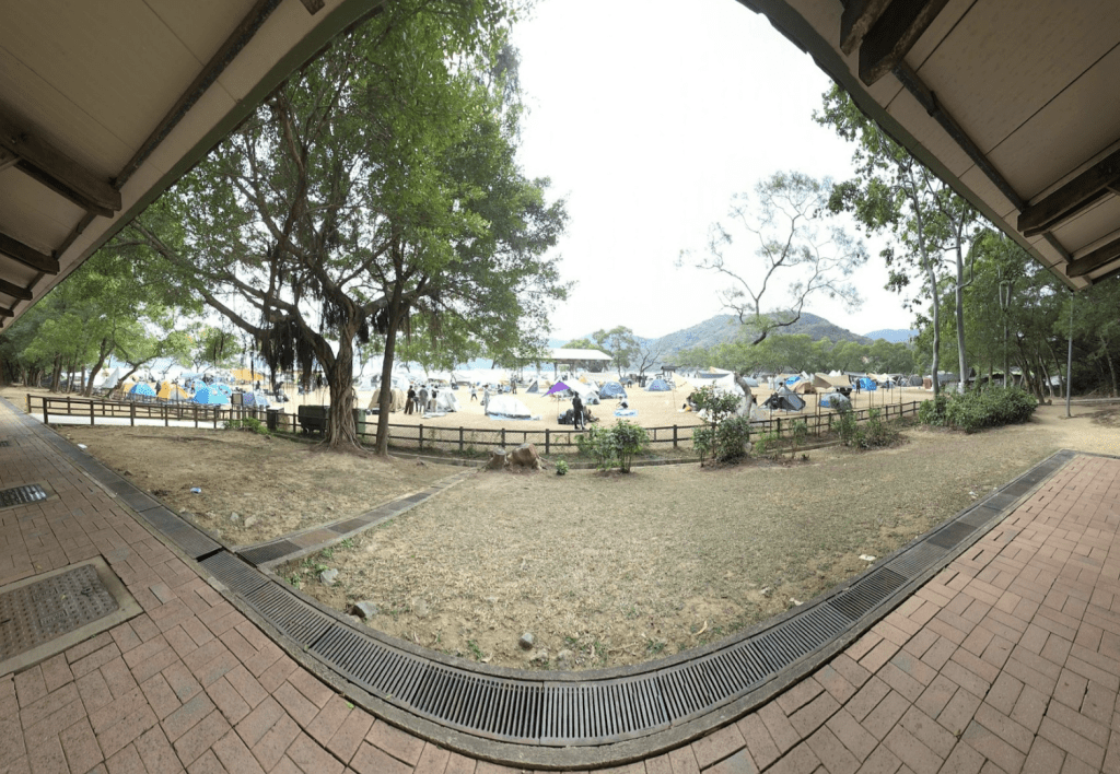 有市民发现西贡湾仔南营地亦扎满帐蓬。Facebook图片 