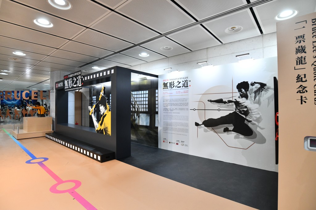 「以龍共武」互動攝影裝置,參觀者可與李小龍經典動作打卡。 「以龍共武」互動攝影裝置,參觀者可與李小龍經典動作打卡。