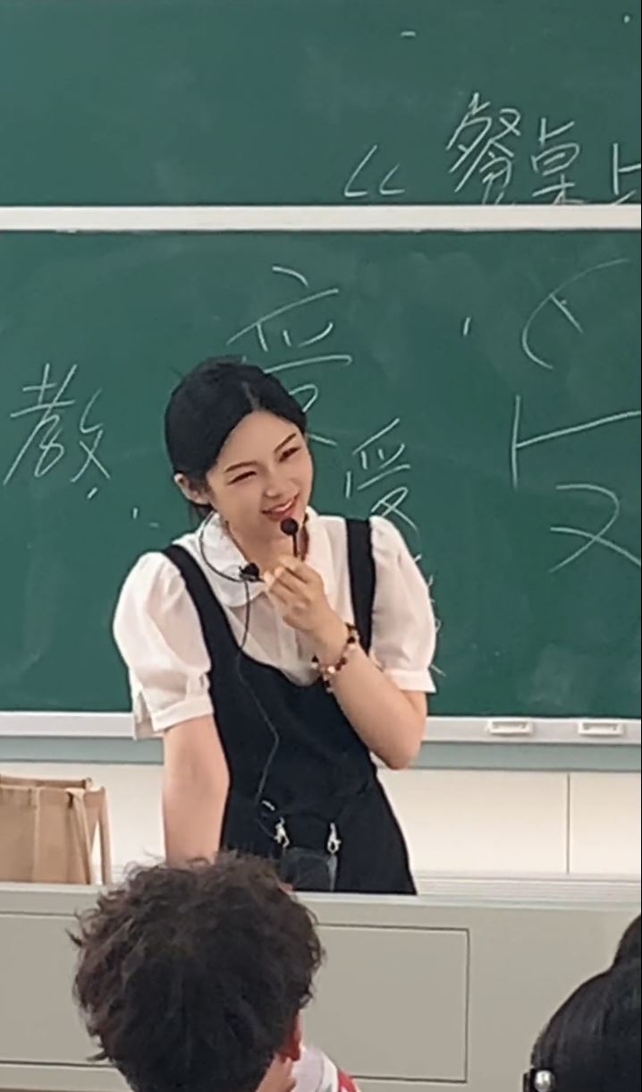 湖南第一师大副教授黄蓝紫因超高颜值，在网上人气急升。抖音