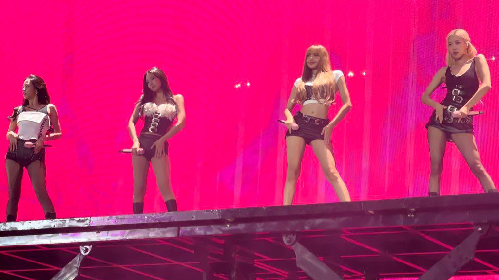 BLACKPINK昨晚唱了29首歌,全場氣氛高漲。 BLACKPINK昨晚唱了29首歌,全場氣氛高漲。