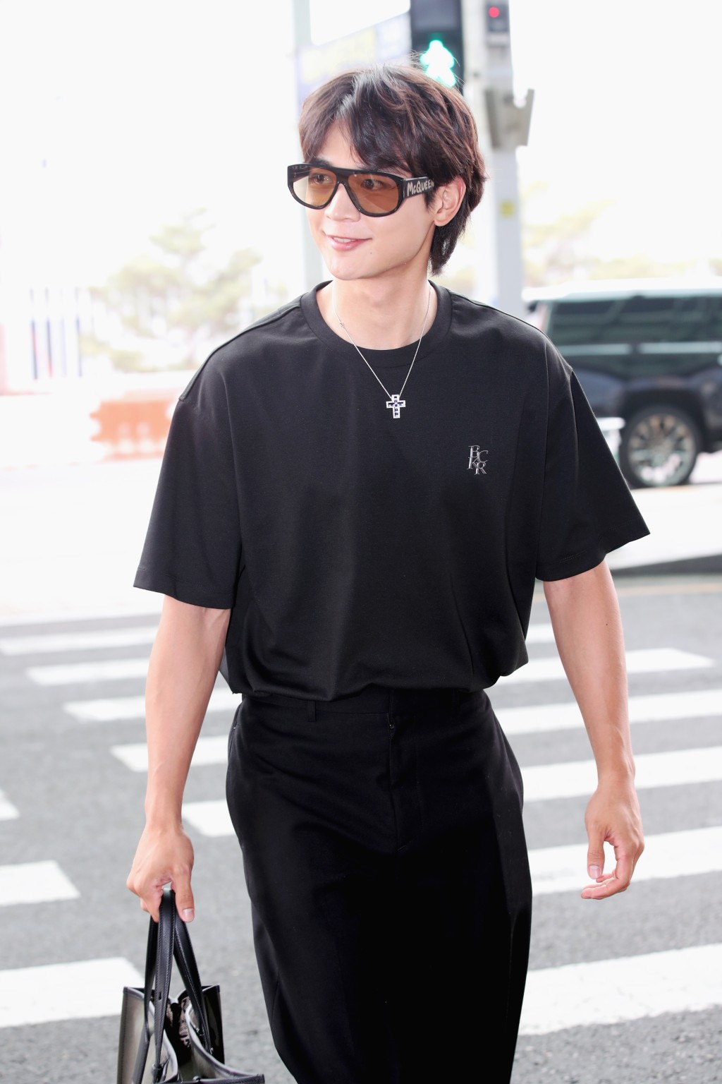 韓國歌星崔珉豪以一身黑色夏裝，率先襯以品牌的黑色太陽眼鏡/$2,350/Alexander McQueen，鏡臂飾以品牌名字的塗鴉圖案，低調又展現型格。