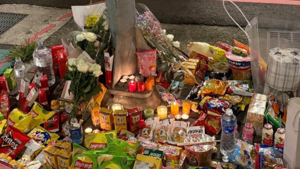 新北三峽車禍現場放滿民眾擺放的零食和鮮花。facebook@Li Shu Chou