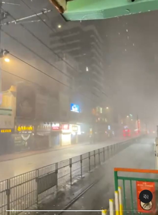 元朗市面颳起狂風暴雨。網上圖片