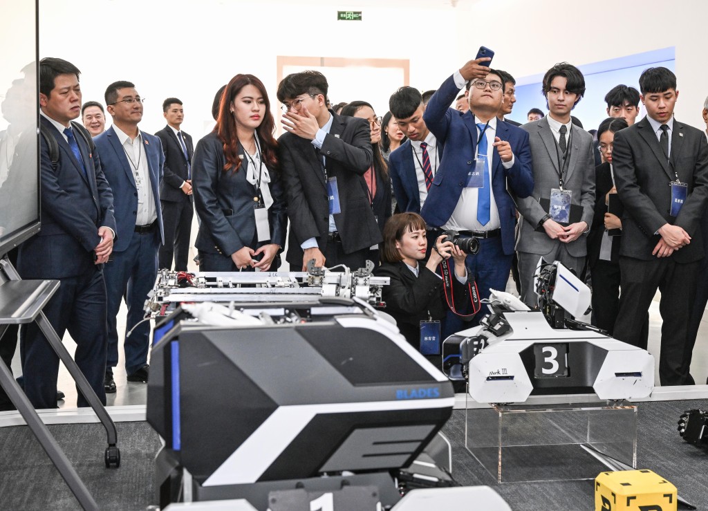 馬英九率台灣青年到深圳市大疆創新科技有限公司參訪。新華社
