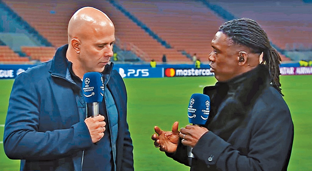 史洛特(左)接受施多夫(右)訪問時，暗示願與沙拿會談。