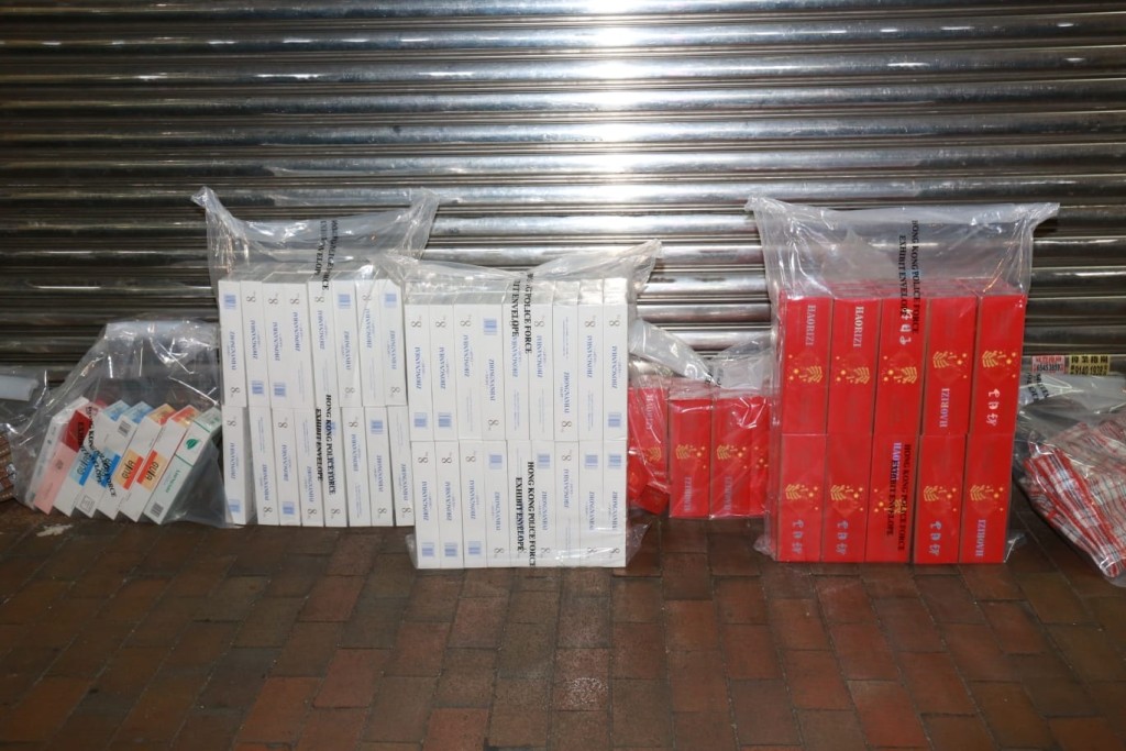 執法人員檢獲3萬支私煙。徐裕民攝