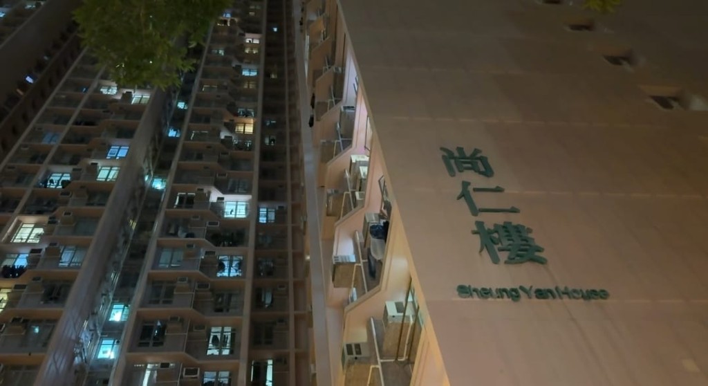 將軍澳尚德邨尚仁樓一名77歲老翁疑被凳夾困昏迷，當場不治。黎志偉攝