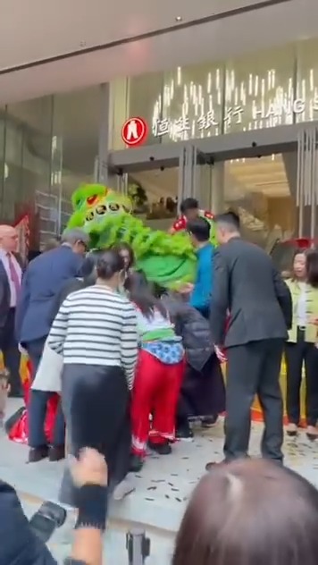 在場人士上前扶起該女士,據悉她為恒生銀行財富管理及個人銀行業務主管李樺倫。 在場人士上前扶起該女士,據悉她為恒生銀行財富管理及個人銀行業務主管李樺倫。