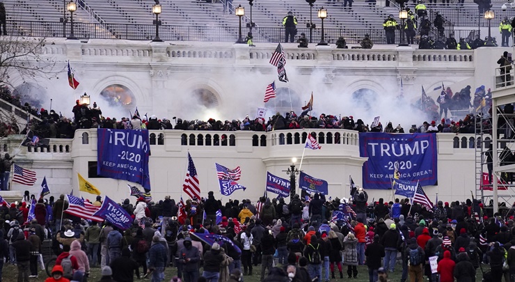 國會暴亂當天大批特朗普支持者闖入國會大樓。AP資料圖片