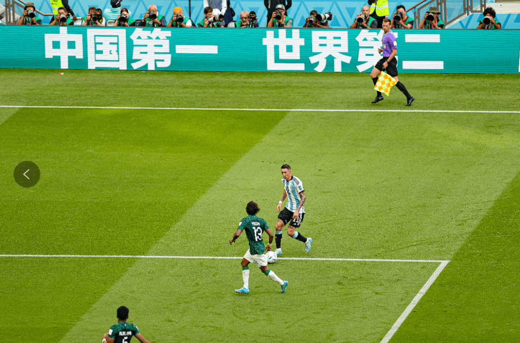 海信在卡塔爾世界盃打出「中國第一 世界第二」廣告後引起討論，被指違反中國《廣告法》 ​​