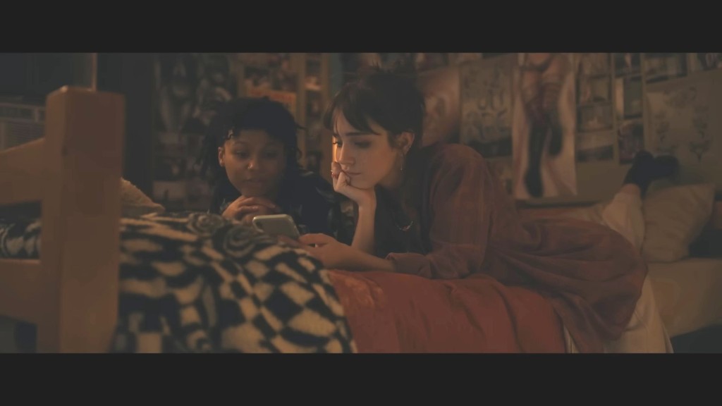 (右)靓女Harmony( Talia Ryder饰)及女友Riri(Myha'la Herrold饰)亦是信徒，本来又系穷到燶。