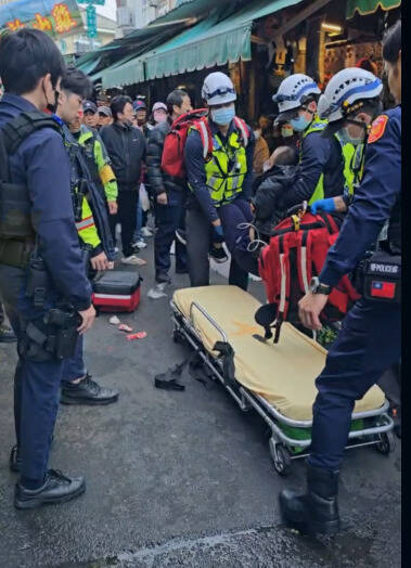 疑犯中槍後被送院急救。自由時報