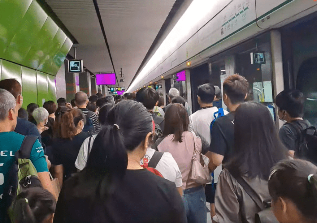 乘客需要落車離去。fb：香港突發事故報料區及討論區
