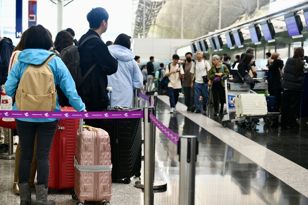 港人今早如常飛首爾旅行。盧江球攝