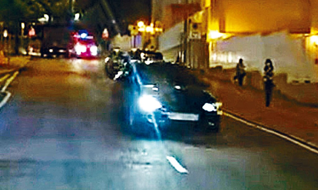 ■私家车逆线行驶，警车尾随追截。