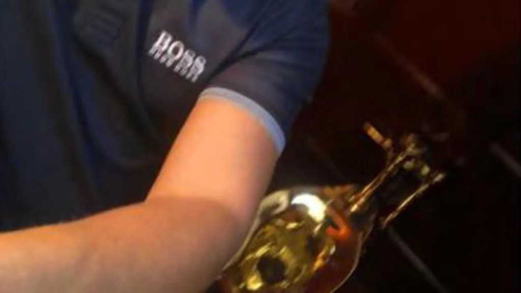 证物之一:琼斯与马桶的自拍照。 Thames Valley Police 证物之一:琼斯与马桶的自拍照。 Thames Valley Police