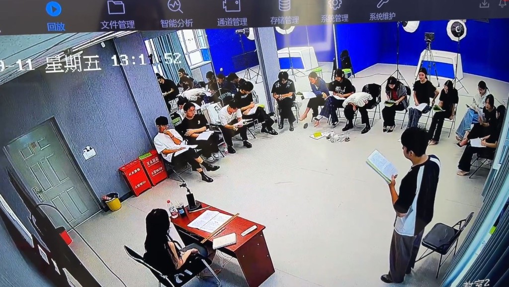 新疆高校学生堂上“钓鱼”，失控前仆铲地画面，笑爆全网。抖音