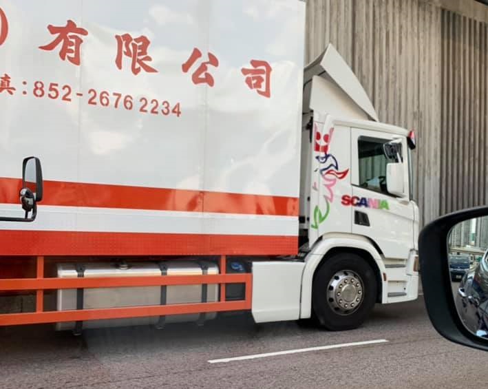 大埔公路有私家車相撞貨車。網民Aubrey Cheung圖片