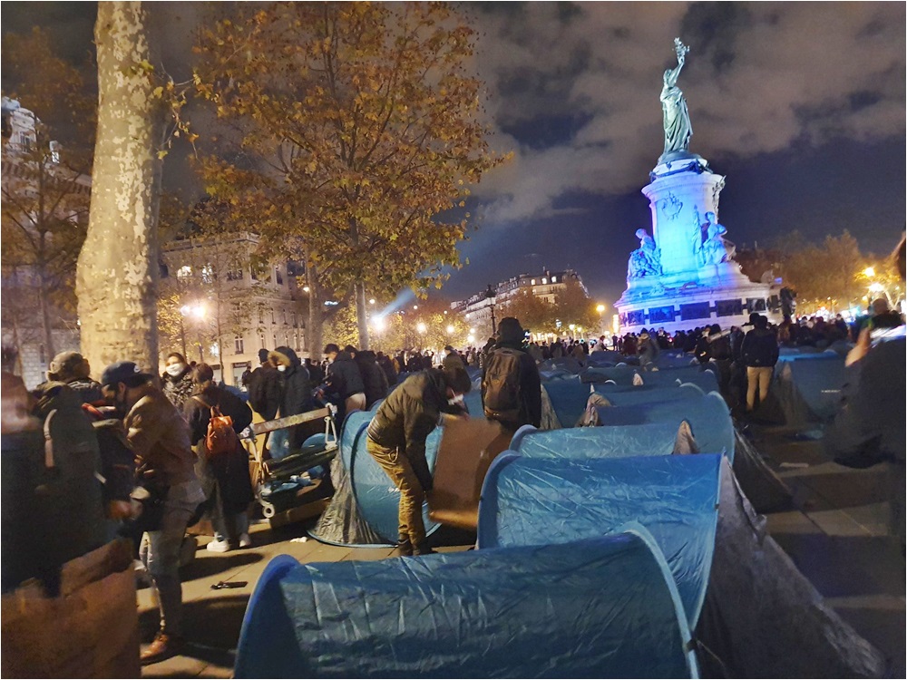 这些蓝色帐幕大约有500个。网图