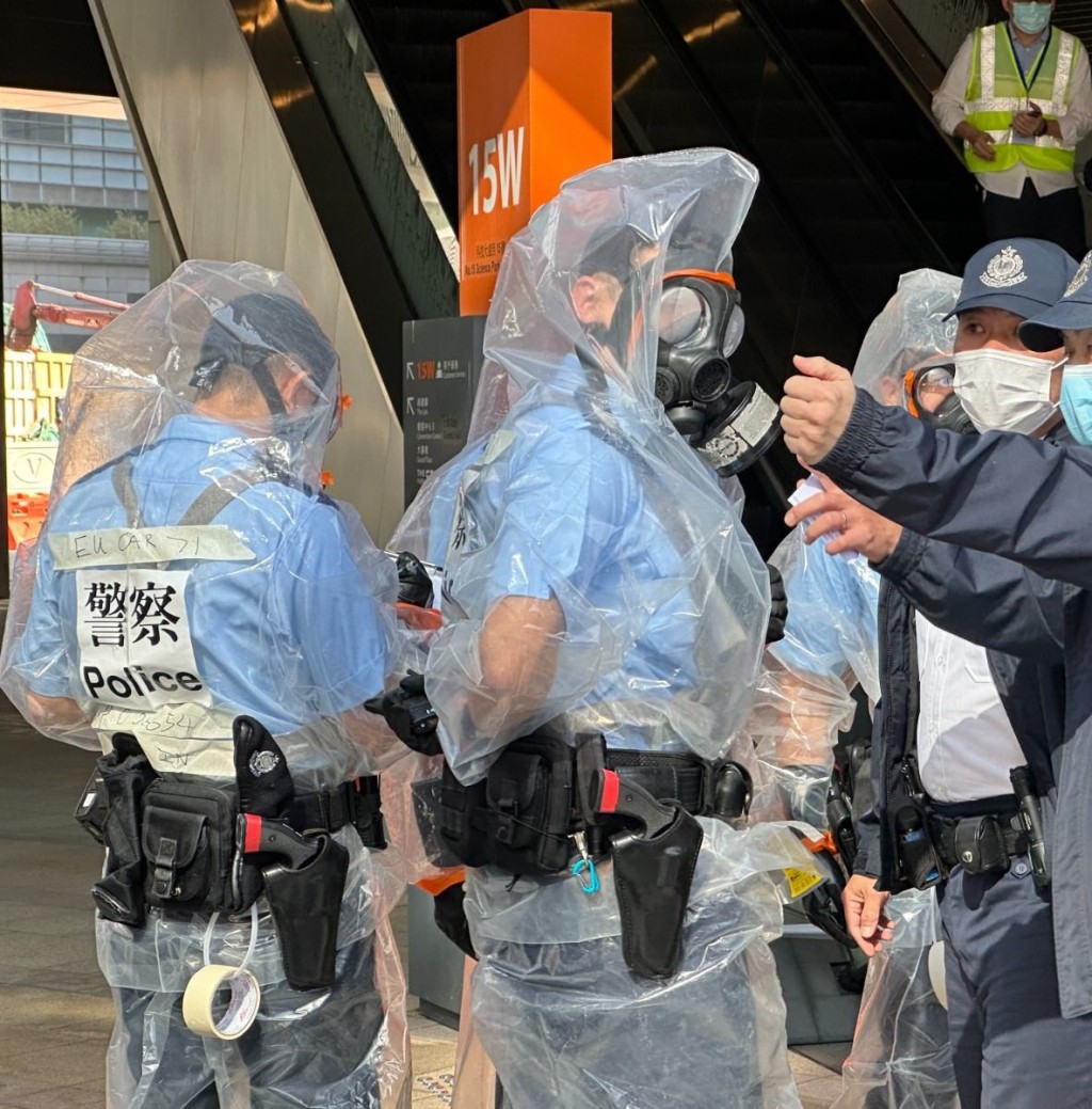 演習模擬香港科學園內的實驗室發生化學品洩漏事故，導致多人受傷，警方、消防各部門迅即派人到場支援。(警方圖片)