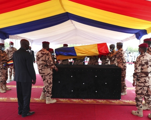 乍得为总统代比举行丧礼，灵柩盖上该国国旗。AP图