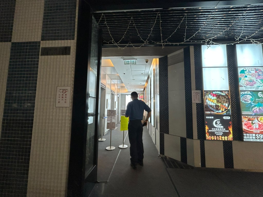 經調查，警方拘捕一名具社團背景21歲男子，另外通緝4名男子。
