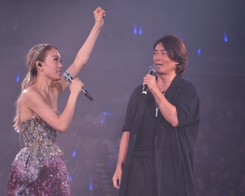 容祖兒與鄭伊健合唱《一生愛你一個》及羅文的歌曲《在我生命裡》。