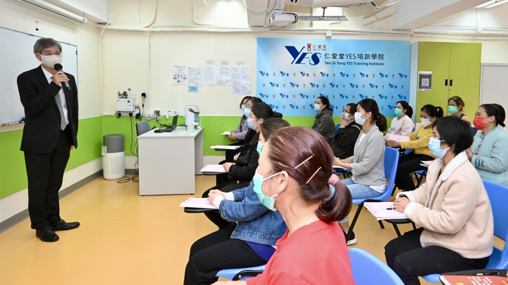 勞工及福利局局長羅致光（左）到訪深水埗一間專業培訓中心，了解內地合約照顧員抵港後的訓練課程。政府新聞處圖片