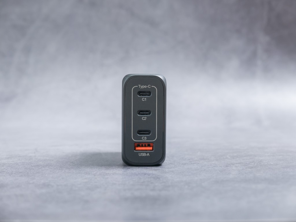 ●机身设有4个输出，包括两组支援100W功率及PD制式的USB-C，总输出功率为120W。