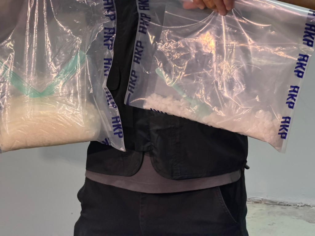 警方在單位內檢獲大批毒品,約值300萬元。 警方在單位內檢獲大批毒品,約值300萬元。