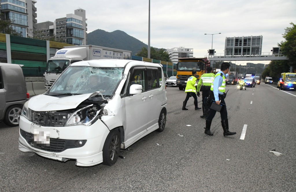 私家車車頭嚴重損毀凹陷，擋風玻璃亦告損毀。