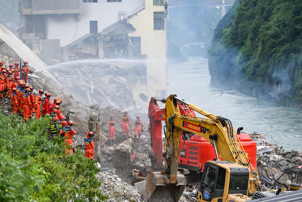  7月17日，救援人员在重庆彭水县山体崩塌现场救援。 新华社