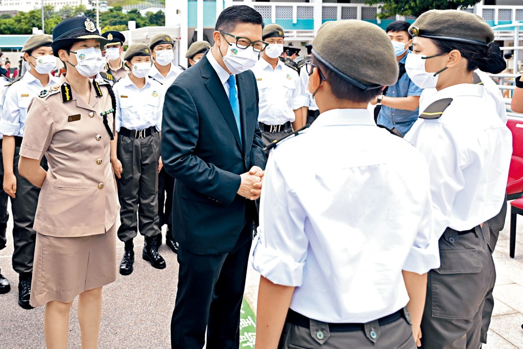 保安局局長鄧炳強擔任訓練營檢閱官。旁為海關關長何佩珊。
