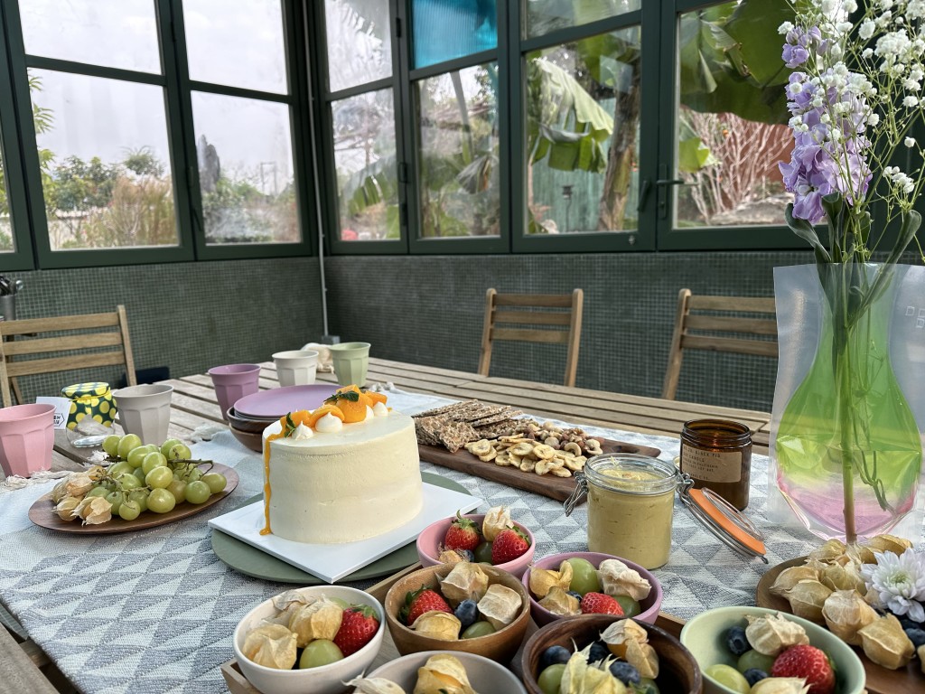 利用活動提供的食材,合力製 作素食茶點於戶外野餐,感謝大地的恩賜。(圖片來源:《親子王》) 利用活動提供的食材,合力製 作素食茶點於戶外野餐,感謝大地的恩賜。(圖片來源:《親子王》)