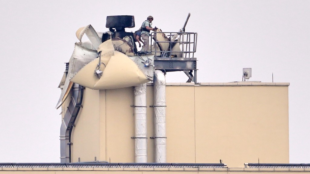 美国驻巴格达大使馆人员检查爆炸造成的损失。 美联社