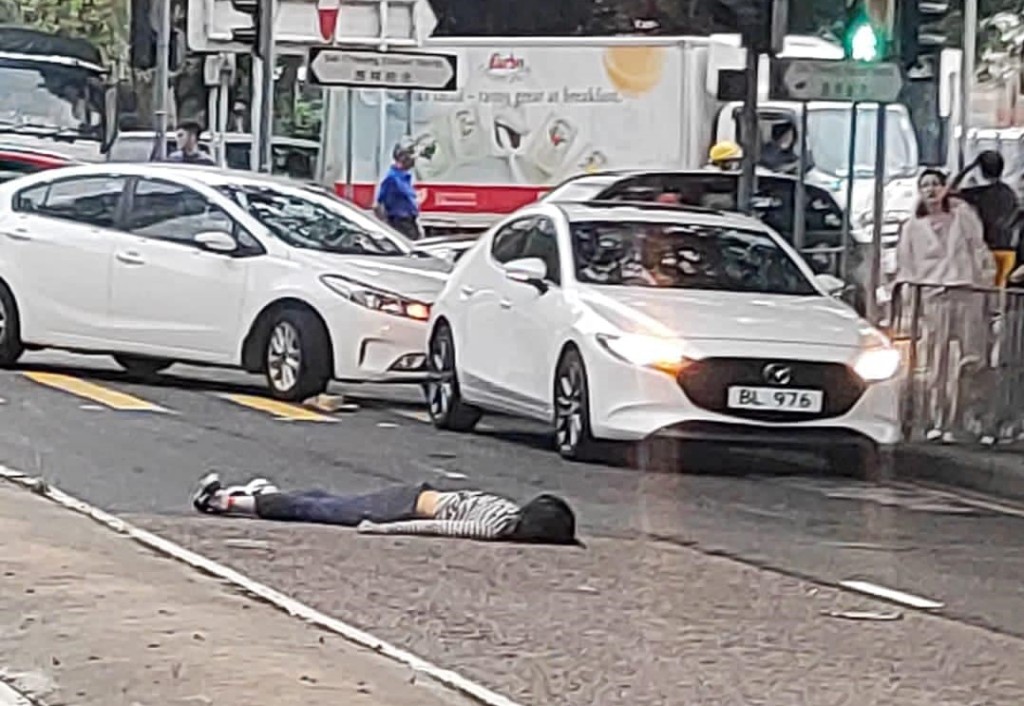 女途人捱撞后昏迷地上。fb： 马路的事 (即时交通资讯台)