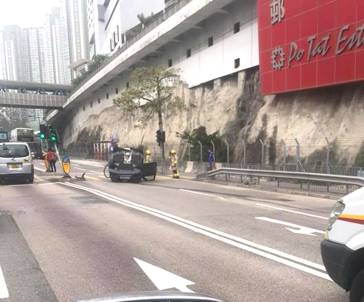 秀茂坪道私家車失事四輪朝天。網民張家瑞‎圖片