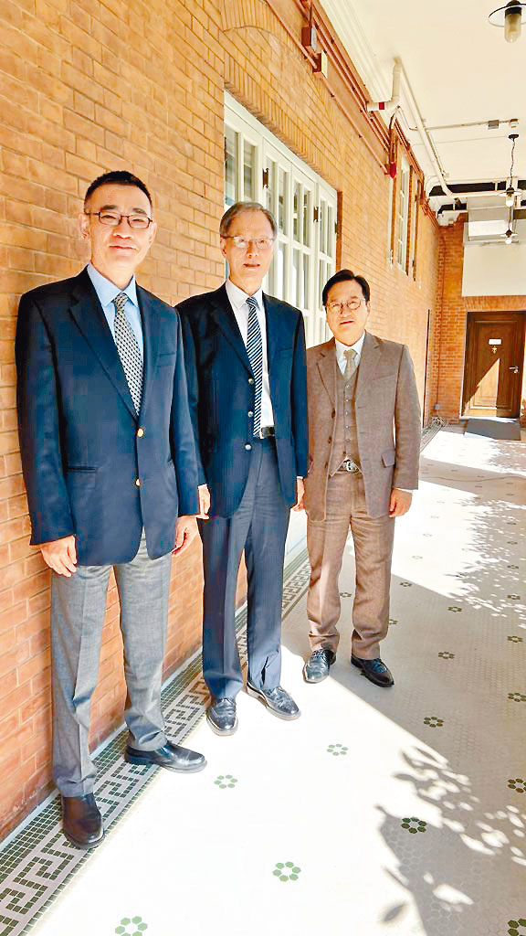 蘇紹聰律師(左)、陳澤銘律師(右)主持的《國安法事件簿》,本集嘉賓為林峰教授(中)。