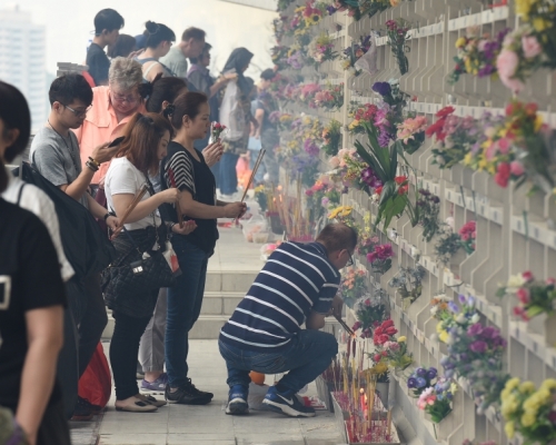 政府呼籲市民盡可能押後清明節掃墓的計劃。資料圖片