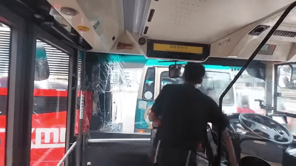 最終1A巴士撞向前車,擋風玻璃碎裂。 最終1A巴士撞向前車,擋風玻璃碎裂。