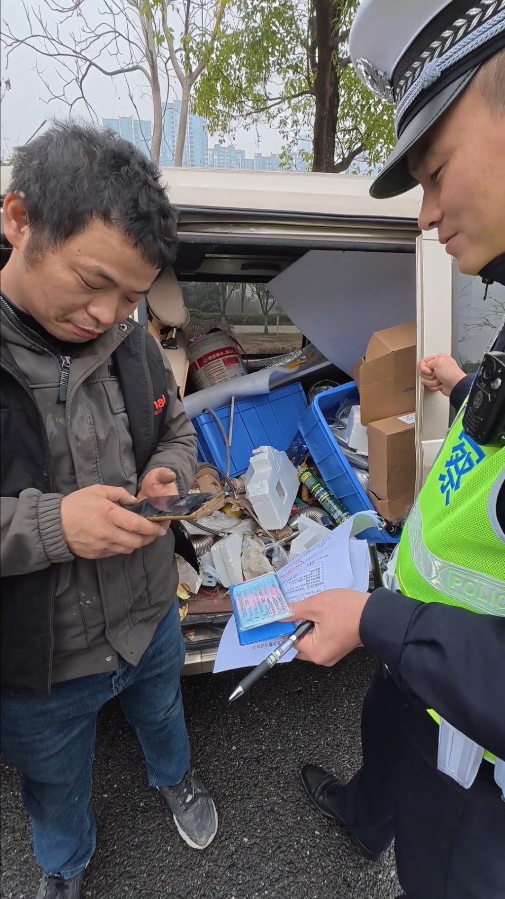 男司機因面對巨大經濟壓力，無奈非法改裝。抖音@大雄同學