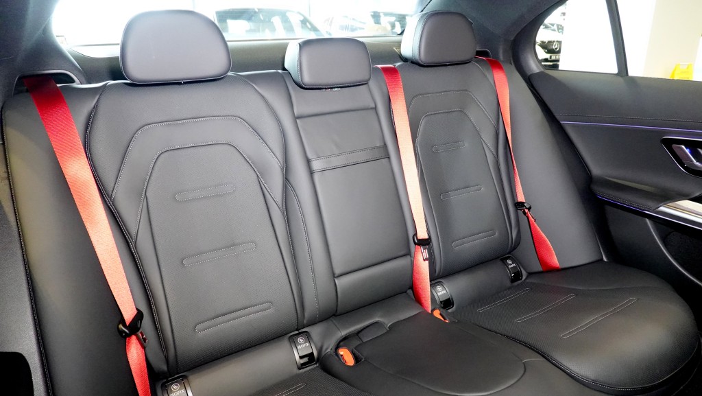 平治Mercedes-AMG E 53 HYBRID 4MATIC+登場：全車配備紅色安全帶。