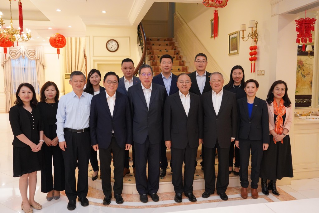 考察团与中华人民共和国驻马来西亚特命全权大使欧阳玉靖(前排右四)合照。